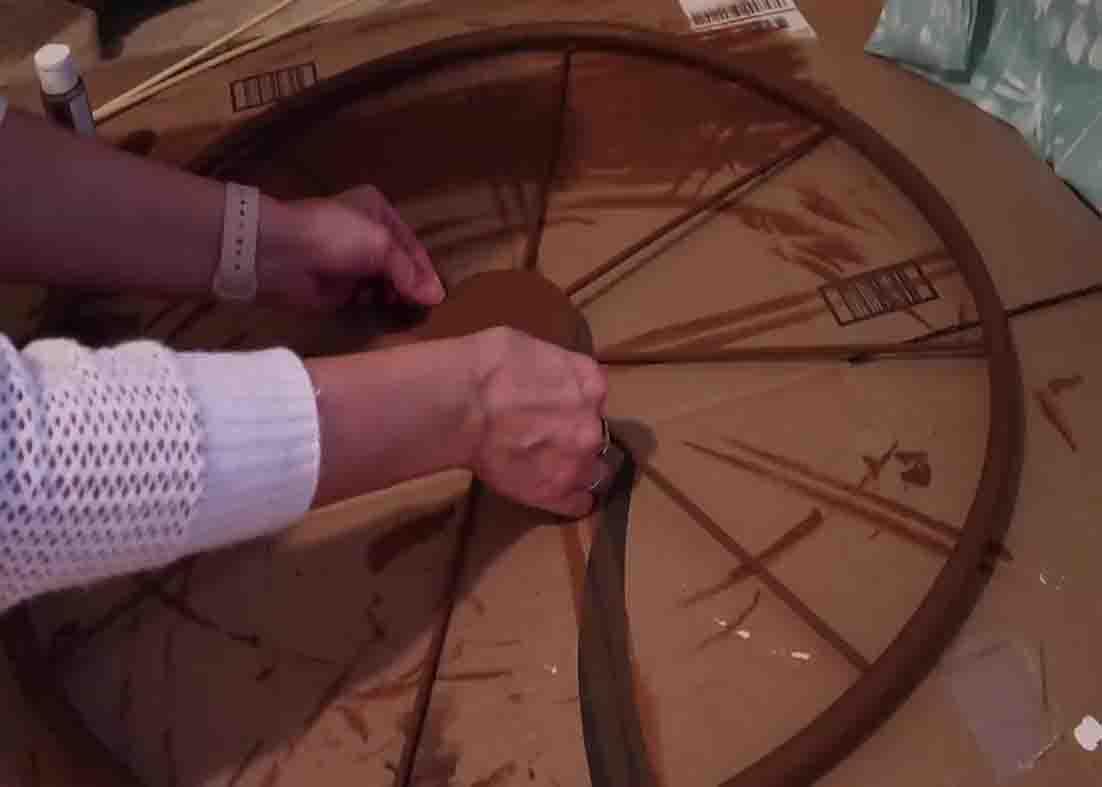 Adding the little circles in the middle of the DIY farmhouse wagon wheel