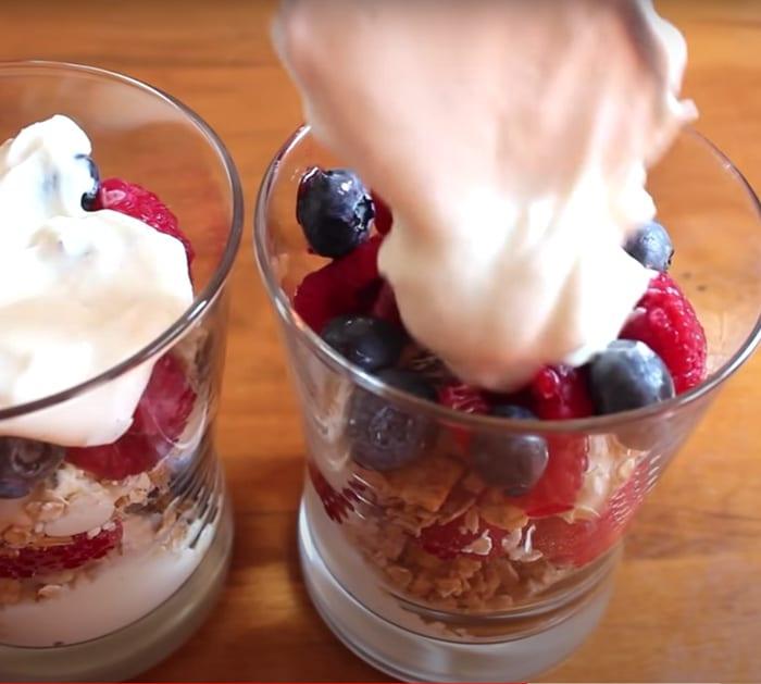 tutorial for making fruits granola and yogurt parfaits