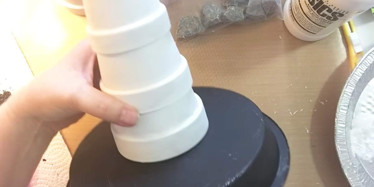 She Stacks Two Clay Pots Upside-Down. Your Won’t Believe Your Eyes When You See Why!