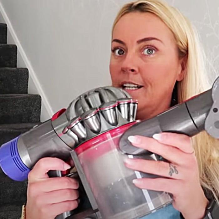 How To Clean Stair Carpets In Under Ten Minutes - Easy Stair Cleaning Method - How To Clean Carpet On Stairs