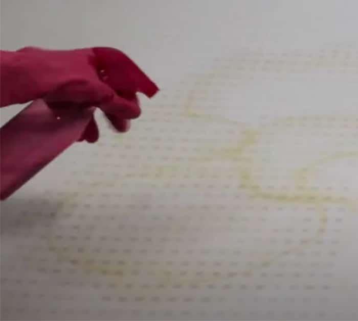 Easy ways to remove urine out of mattress - DIY Baking soda
