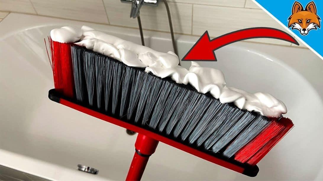 How to Clean Your Bathtub with Shaving Foam