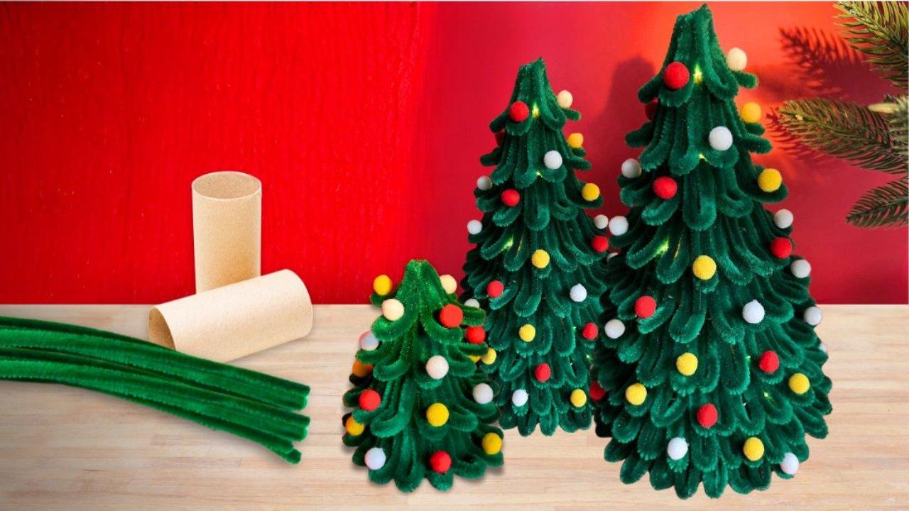 DIY Christmas Tree With Pipe Cleaners — easy step-by-step DIY tutorial.