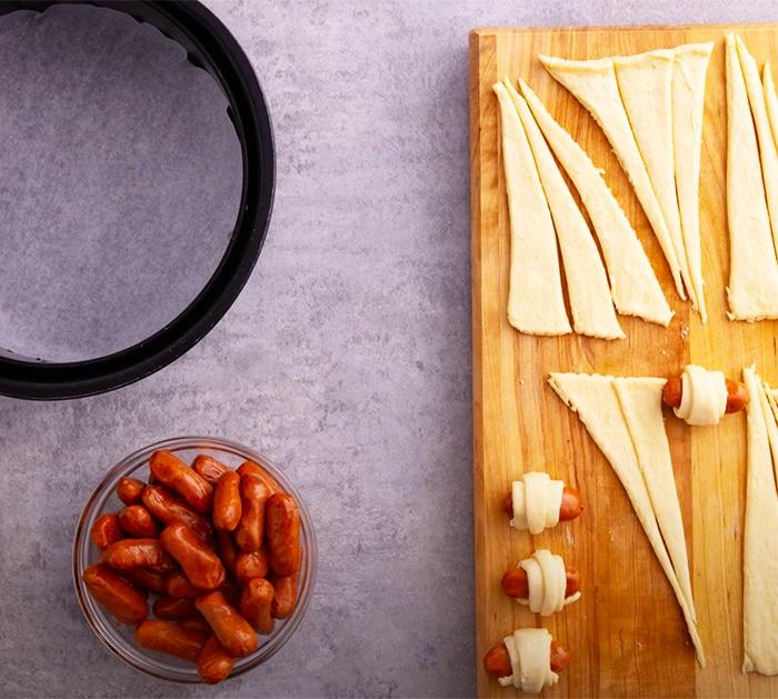 Use Canned Crescent Rolls To Make Pigs And The Blanket - Hot Dog Recipes