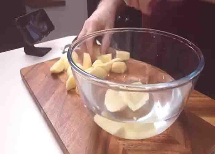Cutting the potatoes into pieces