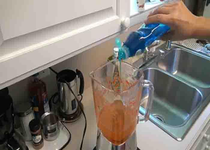 Cleaning the blender with Dawn dishwashing soap