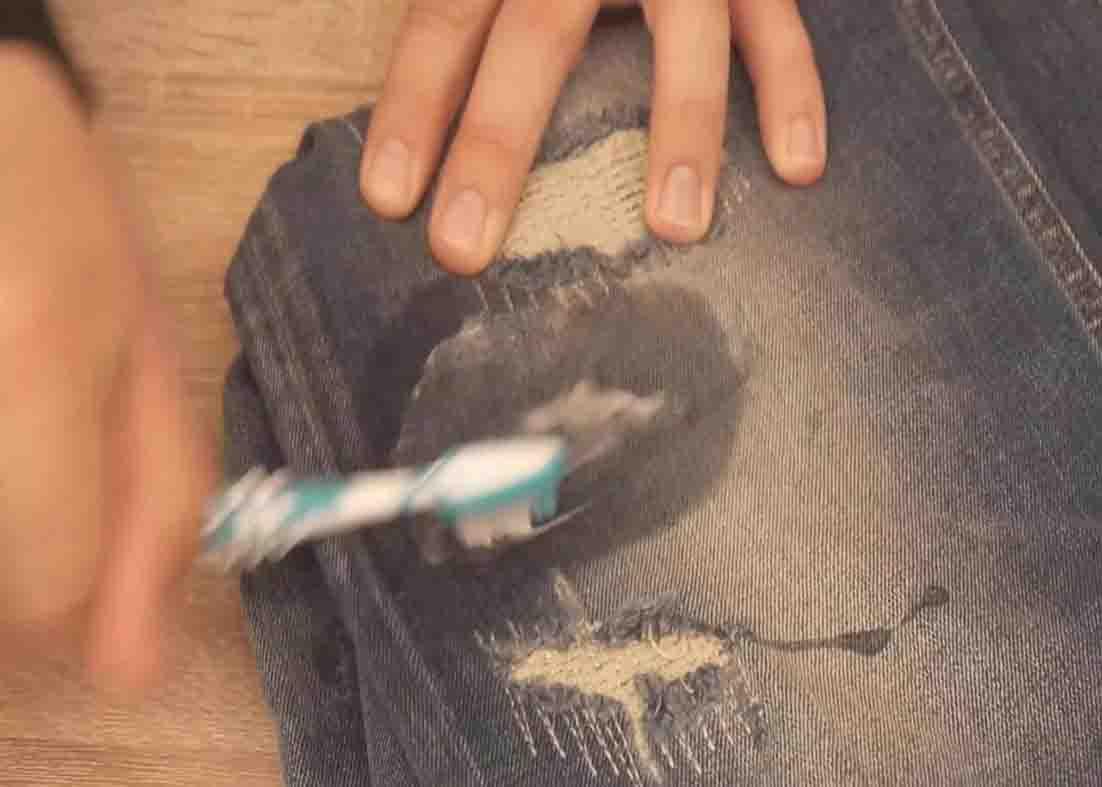 Brushing the stain from your clothes with the homemade solution