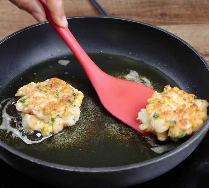 How to Make Mouthwatering Shrimp Cakes with Tasty Dipping Sauce