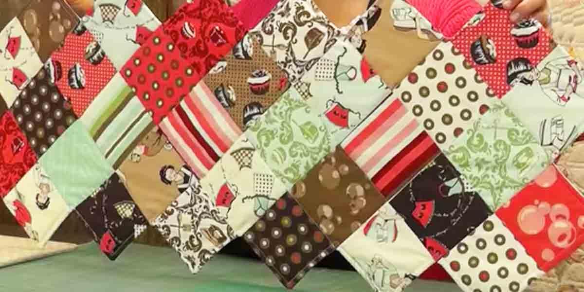 She Makes A Charming And Super Easy Zig Zag Table Runner That You’ll Have To Have!