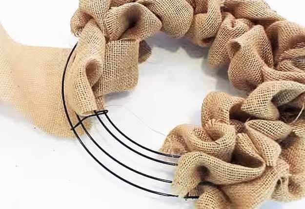 Cute DIY Craft Projects | Country Crafts for the Home | Easy DIY Burlap Wreath | DIY Projects & Crafts by Sueeye at