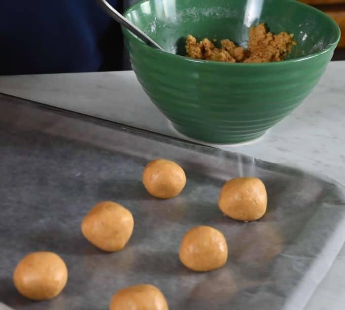 Easy 4-Ingredient Buckeye Peanut Butter Balls Recipe