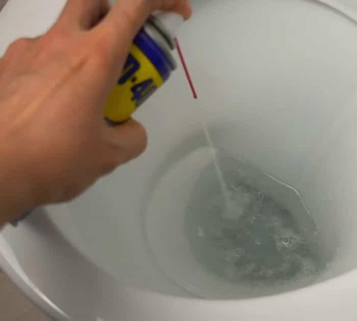 How to Clean Your Washing Machine and Toilet Using WD40