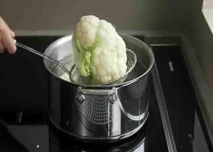 Boiling the whole head of cauliflower