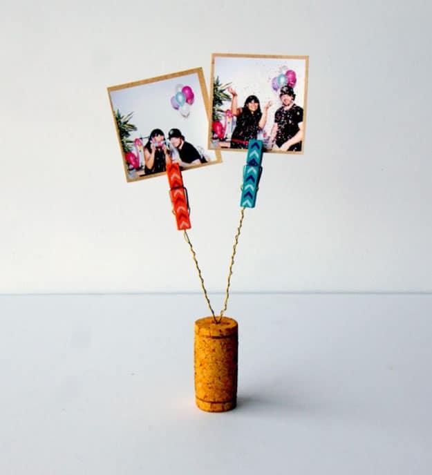 Easy Wine Cork Crafts Picture Holder - DIY Wine Cork Clothespin Picture Holder - DIY Projects & Crafts by Sueeye #crafts