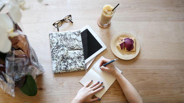 Marbled Clutch For Laptops, simple enough for a first try and a great fix using stuff you already have on a shelf