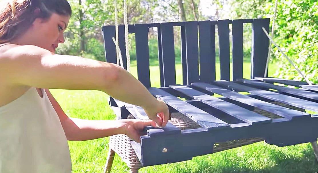 Easy-To-Make Wood Swing Can Be Yours With Just 4 Simple Materials