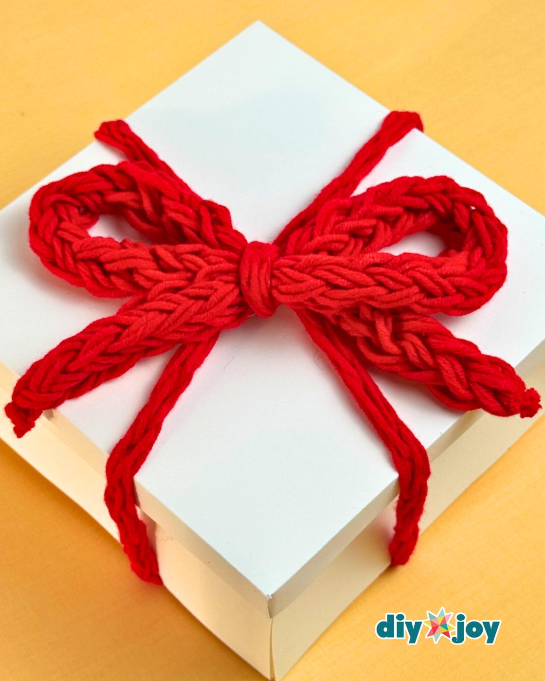 Crochet Yarn Bow — easy diy finger yarn tutorial