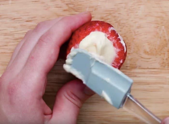 Deep Fried Cheesecake-Stuffed Strawberries Recipe