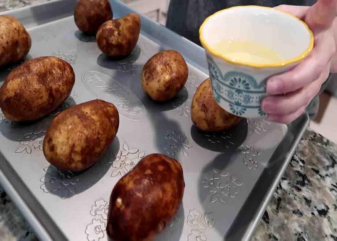 Brushing some oil to the potatoes