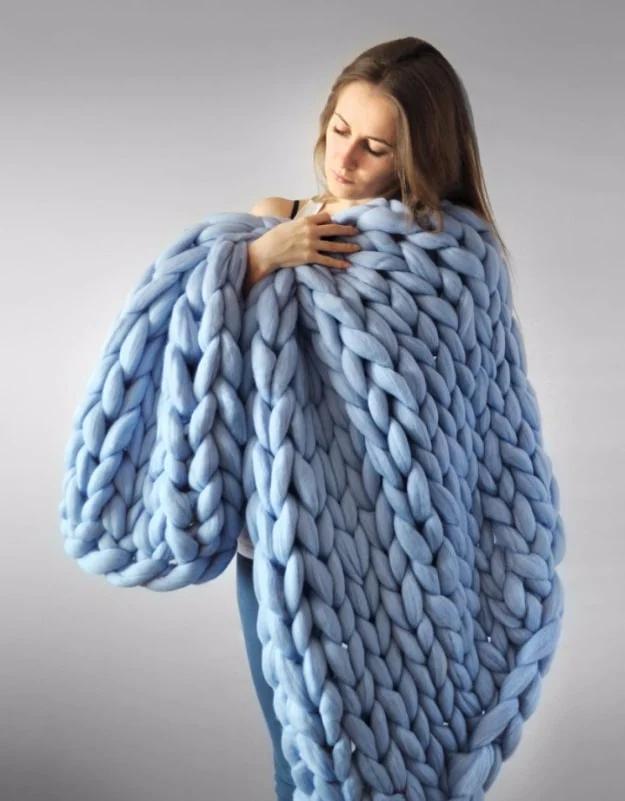 Knitted gift idea: a bulky knitted blanket knit thick and warm for the coziest handmade throw around