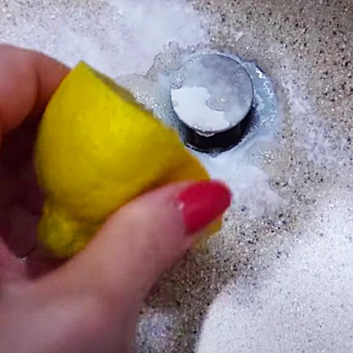 How To Keep A Bathroom Smelling Fresh - Easy Ways To Clean A Bathroom - Homemade Cleaners