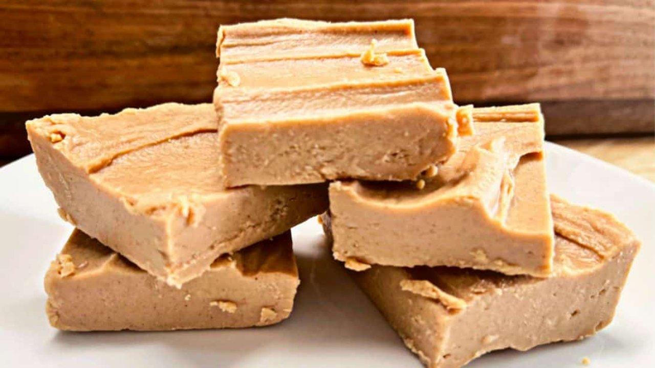 Easy 2-Ingredient Homemade Fudge Recipe