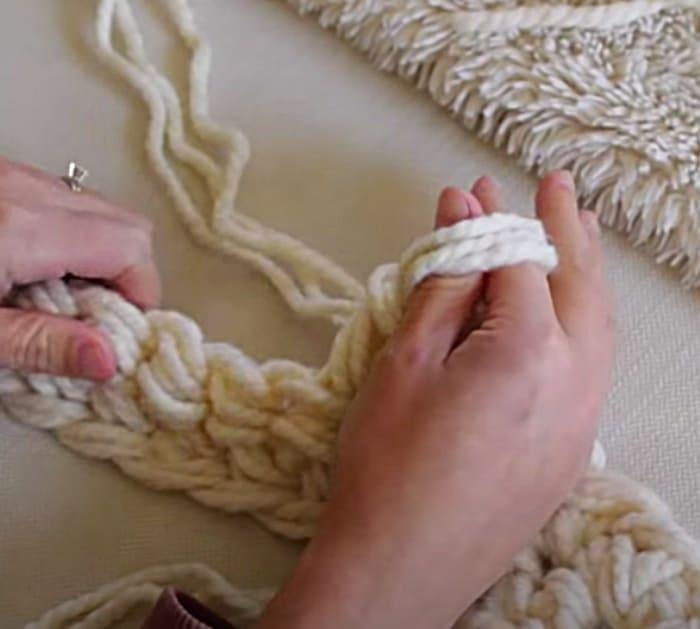 Make a chunky blanket with your own two hands