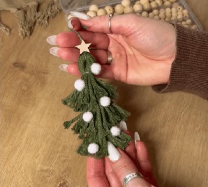 How to Make a Christmas Tree Yarn Garland