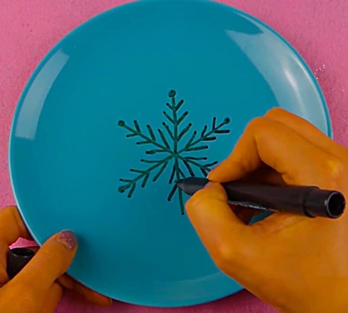 Learn to make a DIY Glue Gun Snowflake With Glitter