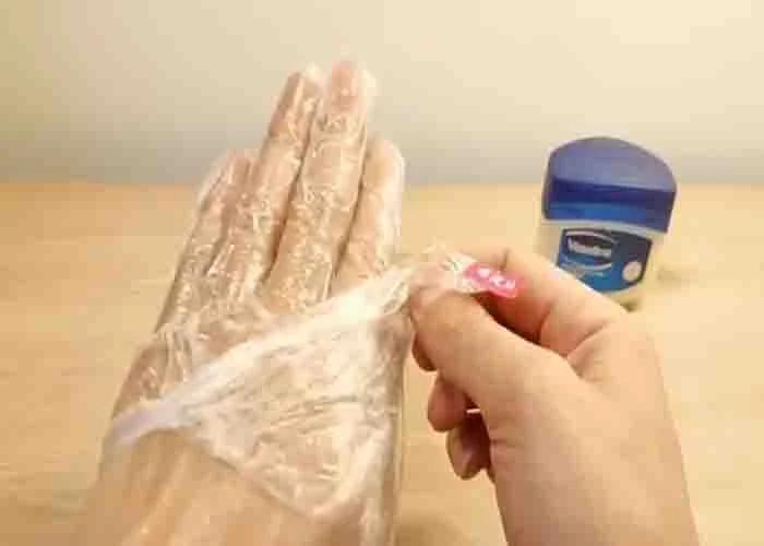 Hydrating the skin with Vaseline