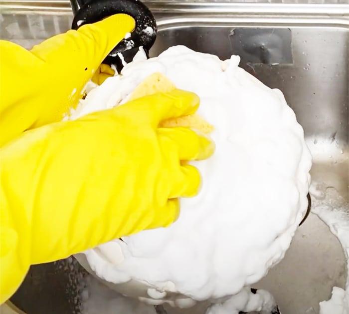 Cheap and Inexpensive Ways To Clean Pots - How To clean Pots Or Pans - Cleaning Tips in The Kitchen