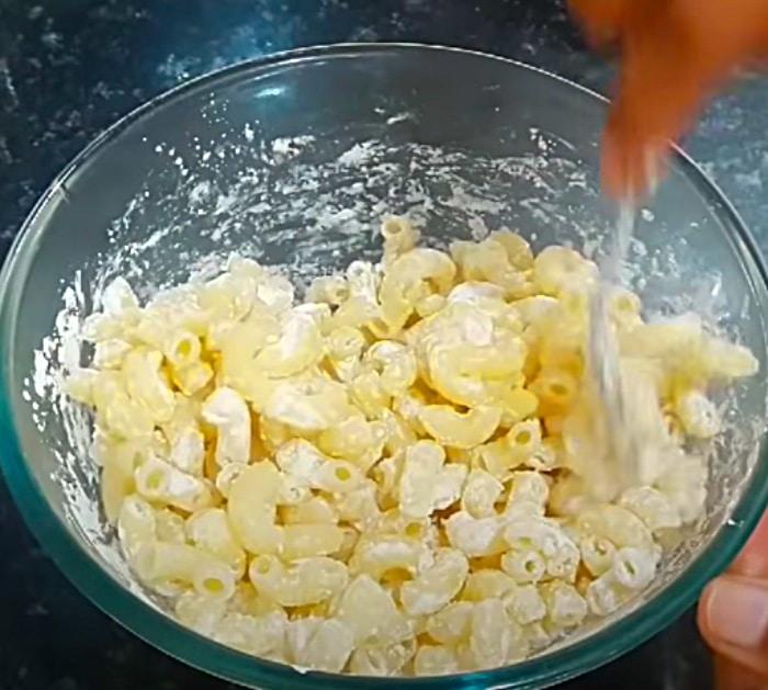 Make homemade snacks of macaroni boiled then fried