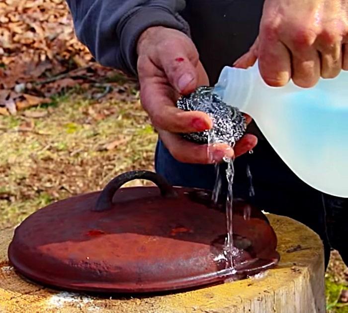 How to restore cast iron with vinegar and a hot oven