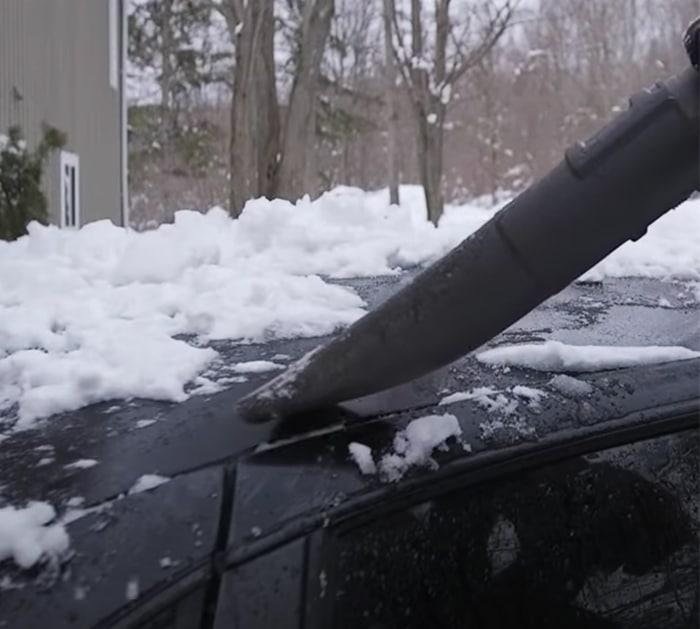 Tips and Tricks To clean snow off your car - clear snow off the car