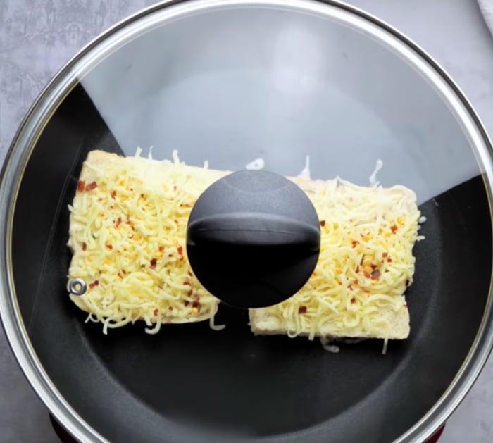 Make chili cheese toast in just five minutes
