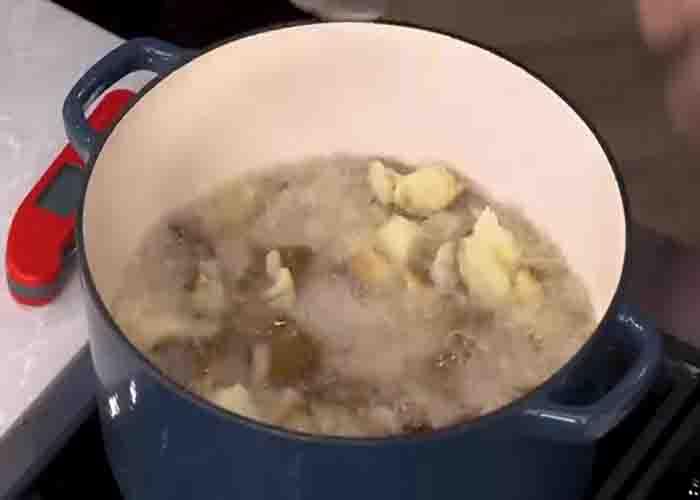 Deep frying the torn potatoes