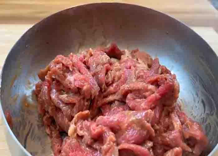 Marinating the beef for the stir fry recipe