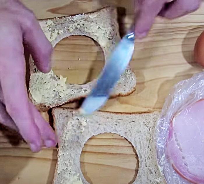 Make a egg in the hole Australian sandwich
