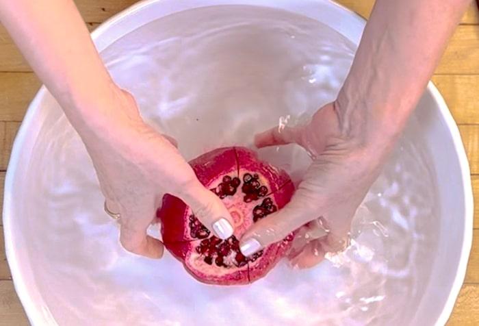 How to make a peel a pomegranate in under a minute — peel a pomegrante in water