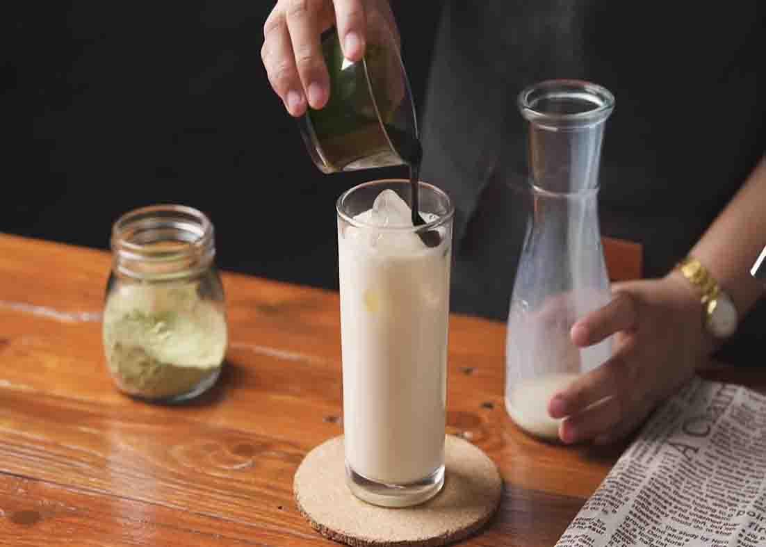 Making iced matcha latte