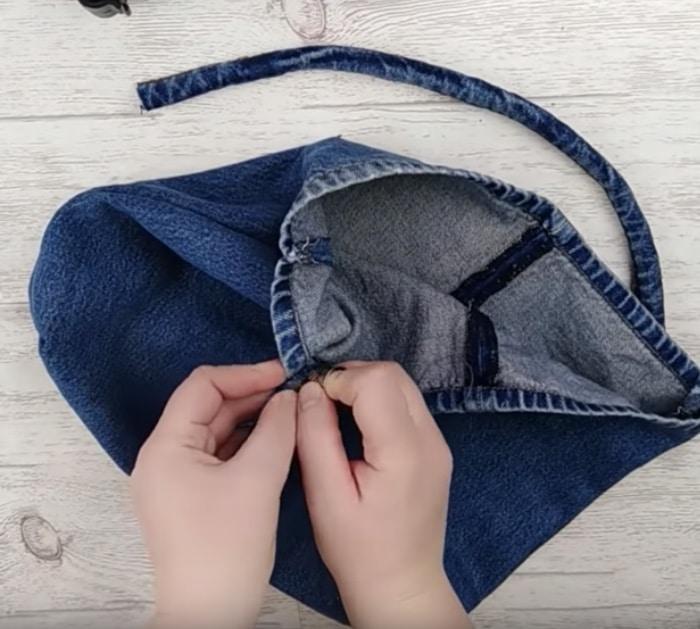 Turn recycled jeans into a flowered purse
