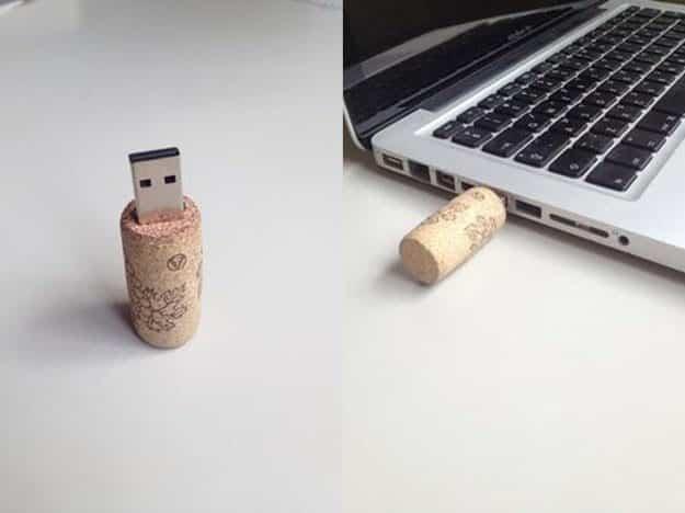 Small Wine Cork Crafts for DIY Gift Ideas - DIY Wine Cork USB's - DIY Projects & Crafts by Sueeye #crafts