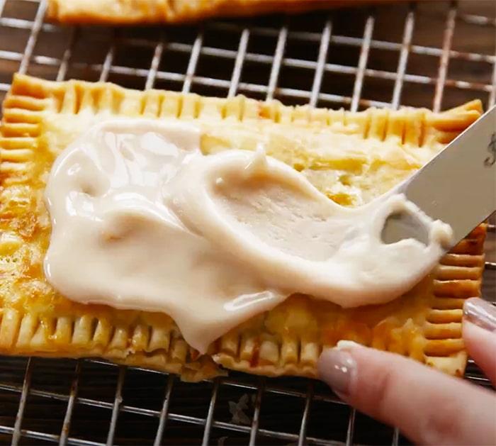 Homemade Pop Tarts - Use canned pumpkin filling to make pop tarts - Fall dessert recipes