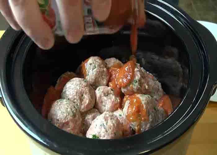 Slow cooking the cheese stuffed meatballs