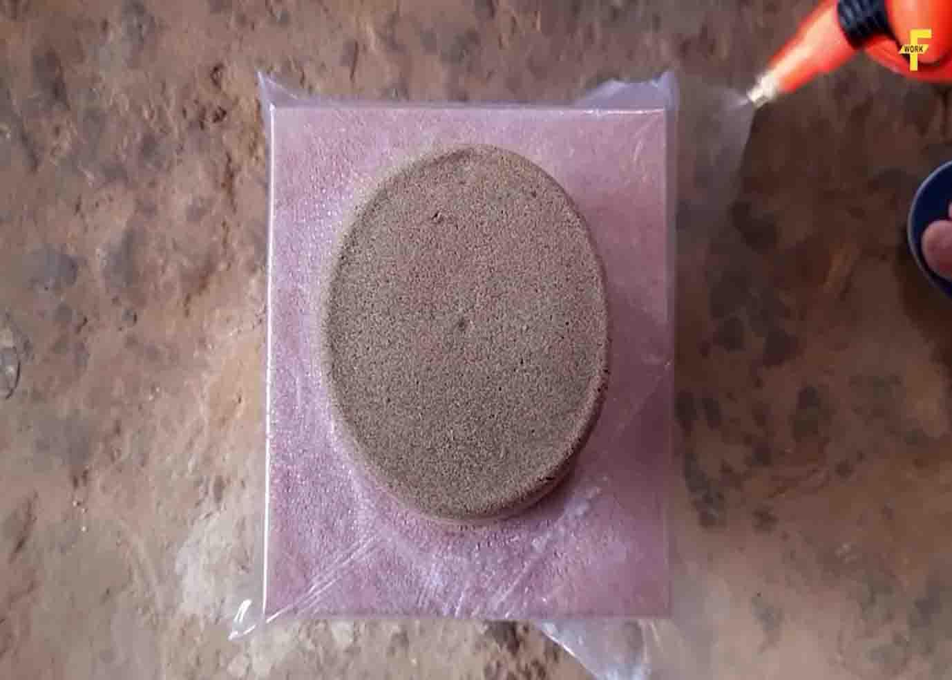 Making the frame of the flower pot using wet sand