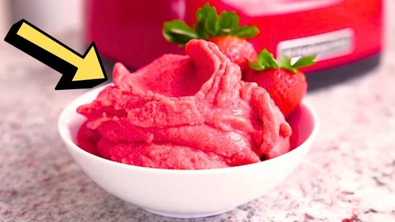 5-Minute 4-Ingredient Healthy Strawberry Frozen Yogurt Recipe