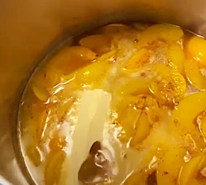 Make a cheesecake cobbler with canne peaches
