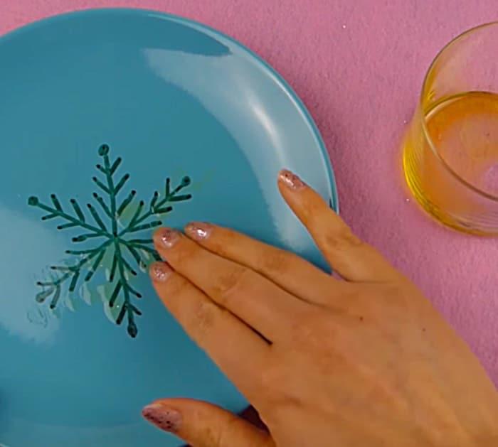 Learn to make a DIY Glue Gun Snowflake With Glitter