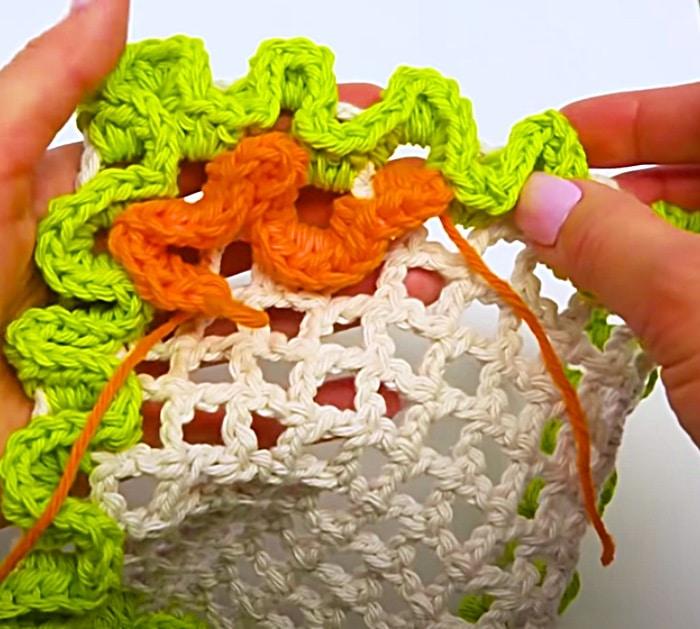 Crochet Different Colors Of Cotton Yarn To make a Wavy Hot Pad