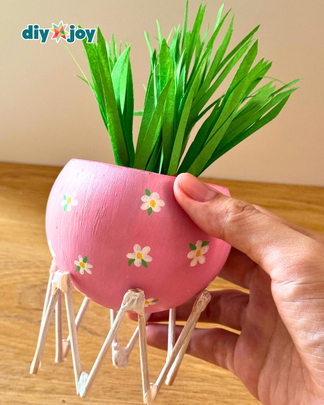 Upcycled Light Bulb Mini Planter — cute light bulb planter tutorial